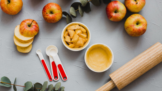 Обои картинки фото еда, яблоки, скалка, свежие