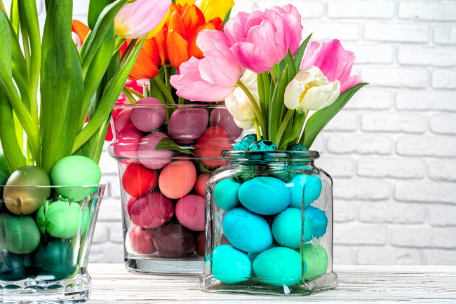 Обои картинки фото праздничные, пасха, банки, яйца, тюльпаны