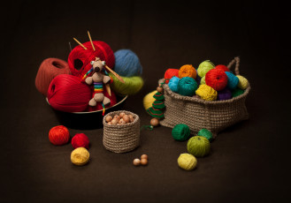 Картинка разное ремесла поделки рукоделие пряжа клубочки бусинки игрушка спицы мулине