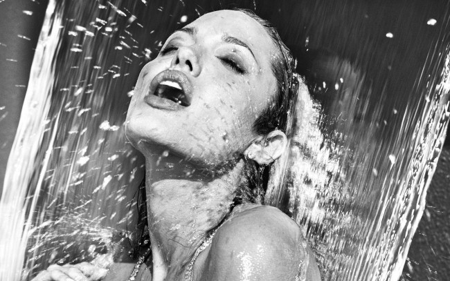 Обои картинки фото девушки, angelina jolie, лицо, вода, черно-белая, анжелина, джоли, актриса