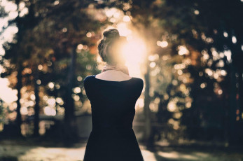 Картинка девушки -unsort+ брюнетки темноволосые солнце деревья блики платье спина