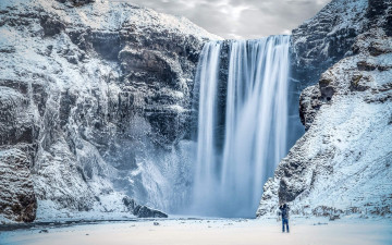 Картинка природа водопады снег обрыв водопад человек зима