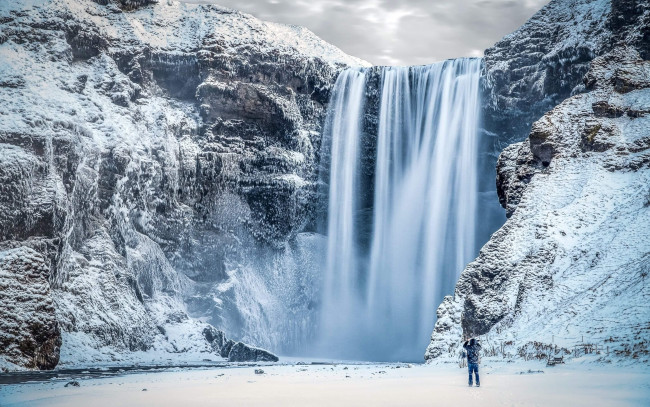 Обои картинки фото природа, водопады, снег, обрыв, водопад, человек, зима