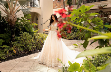 Картинка renee+merden девушки -+невесты невеста сад двор особняк платье