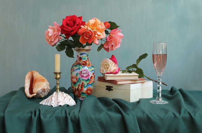 Обои картинки фото цветы, розы, свеча, ракушка, ваза, букет