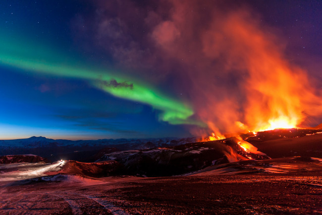 Обои картинки фото fimmvorduhals, iceland, природа, стихия, горы, исландия, северное, сияние, извержение, вулкана