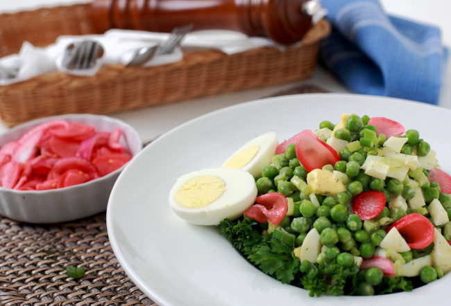 Обои картинки фото еда, салаты, закуски, салат, яйца, горошек, петрушка