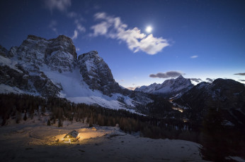 Картинка природа горы свет жилье зима лунный облака небо