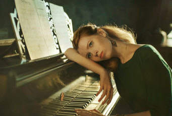 Картинка музыка -другое ноты пианино взгляд девушка