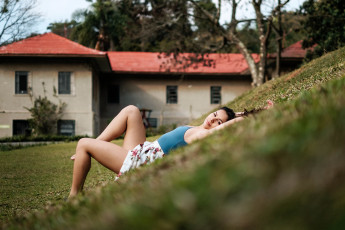 Картинка девушки -unsort+ брюнетки темноволосые anny bruno morgado photography юбка лужайка склон девушка