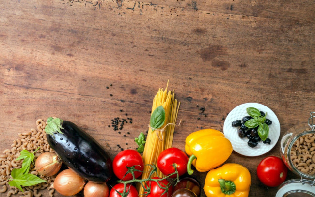 Обои картинки фото еда, разное, лук, помидоры, баклажан, перец, макароны, томаты