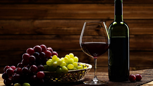 Обои картинки фото еда, напитки,  вино, виноград, бокал, бутылка, вино