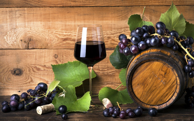 Обои картинки фото еда, напитки,  вино, виноград, бокал, бочка, вино