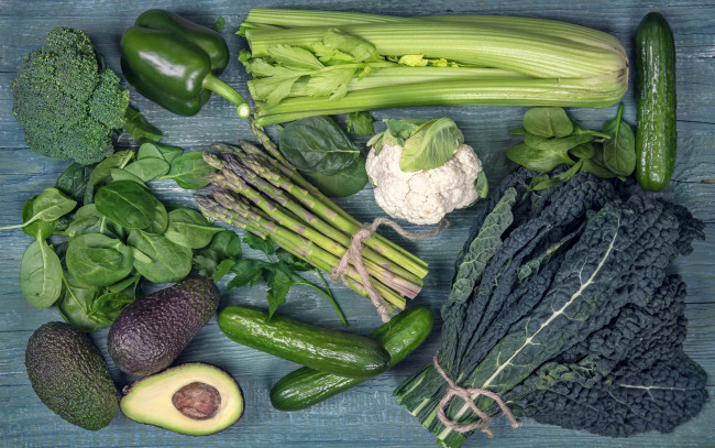 Обои картинки фото еда, овощи, огурцы, капуста, перец, зелень, авокадо