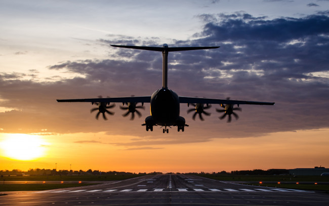 Обои картинки фото lockheed c-130 hercules, авиация, военно-транспортные самолёты, lockheed, c130, hercules, ввс, сша, американская, армия, грузовые, самолеты, взлетно-посадочная, полоса, аэродром, посадка