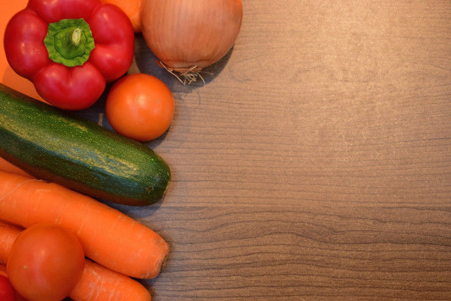Обои картинки фото еда, овощи, лук, морковь, перец