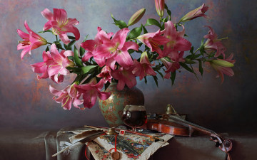Картинка цветы лилии +лилейники букет розовые бокал вино скрипка
