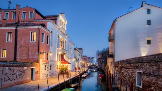 Обои картинки фото города, венеция , италия, канал, мостик, лодки, вечер, огни