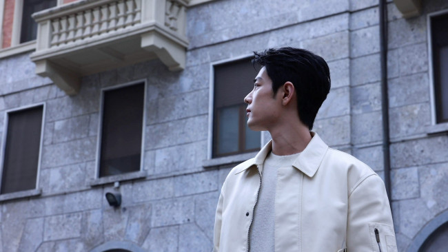 Обои картинки фото мужчины, xiao zhan, актер, куртка, дом, здание
