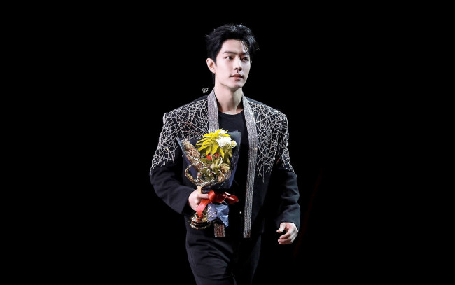 Обои картинки фото мужчины, xiao zhan, актер, букет, цветы