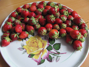 Картинка еда клубника земляника ягоды на блюде с желтой розой