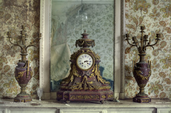 Картинка разное Часы часовые механизмы часы зеркало подсвечники рюмка