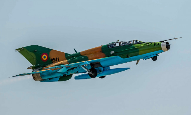 Обои картинки фото mig-21um, авиация, боевые самолёты, истребитель