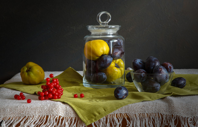 Обои картинки фото еда, фрукты,  ягоды, натюрморт, слива, айва