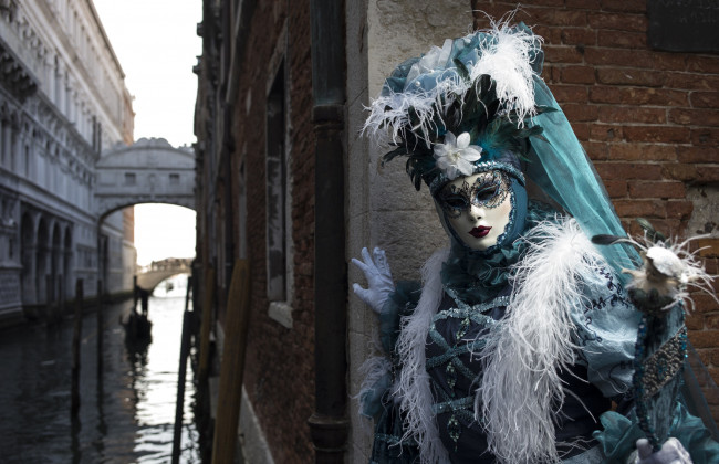 Обои картинки фото разное, маски,  карнавальные костюмы, перья, канал, венеция, маска, костюм, карнавал