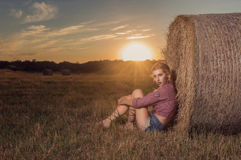 Картинка девушки -unsort+ блондинки +светловолосые поле облака рубашка шорты небо заря сено
