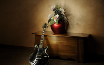 обоя музыка, -музыкальные инструменты, гитара, стол, ваза, цветы
