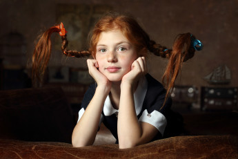Картинка разное дети девочка рыжая косички диван пеппи