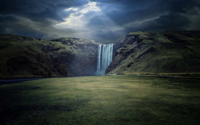 Обои картинки фото природа, водопады, скала, водопад, лучи, тучи, река
