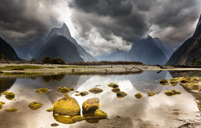 Обои картинки фото природа, реки, озера, небо, камни, озеро, пейзаж, новая, зеландия, тучи, горы