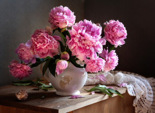 Картинка цветы пионы натюрморт букет капли