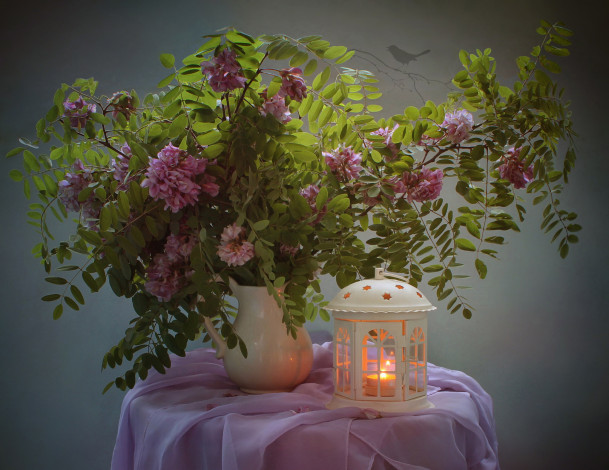 Обои картинки фото цветы, акация, свеча, фонарь, ветки, кувшин, столик, ткань