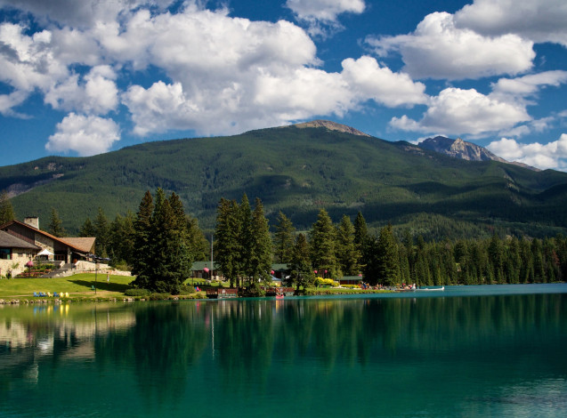 Обои картинки фото канада, природа, реки, озера, деревья, горы, здания, водоем