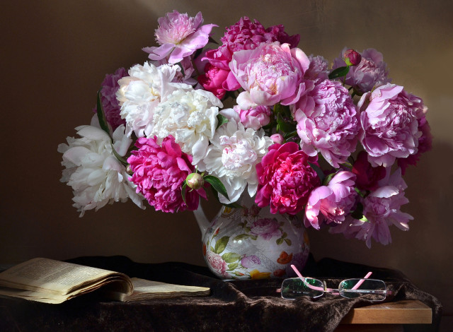 Обои картинки фото цветы, пионы, книга, ткань, столик, кувшин, очки
