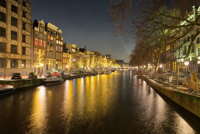 Обои картинки фото амстердам, города, амстердам , нидерланды, фонари, здания, машины, катер, водоем
