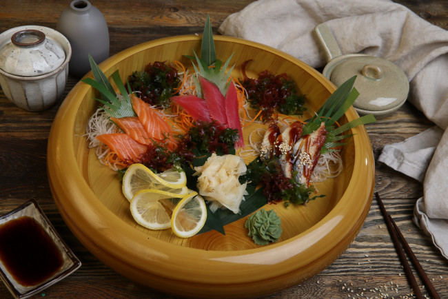Обои картинки фото еда, рыба,  морепродукты,  суши,  роллы, имбирь, зелень, морковь, фунчоза
