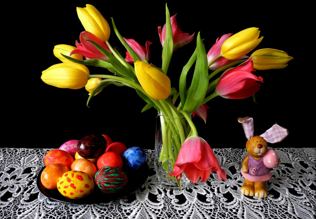 Обои картинки фото праздничные, пасха, кролик, тарелка, кружево, тюльпаны, черный, фон