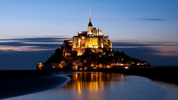 Картинка города крепость+мон-сен-мишель+ франция огни вечер отражение крепость