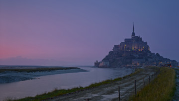 Картинка города крепость+мон-сен-мишель+ франция вечер дорога вода крепость