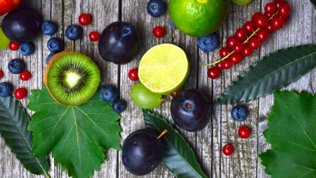 Обои картинки фото еда, фрукты,  ягоды, сливы, лайм, киви, смородина