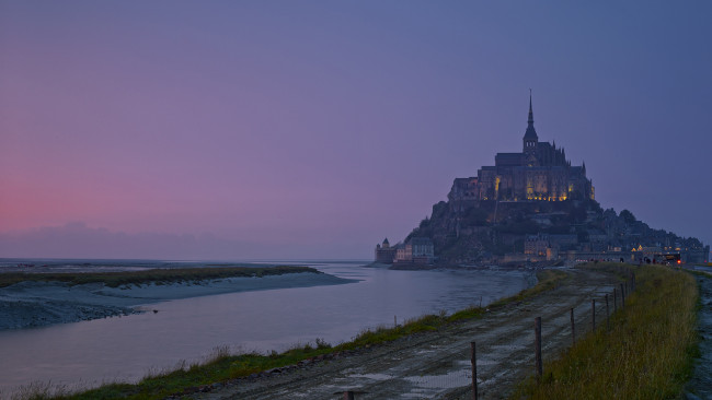 Обои картинки фото города, крепость мон-сен-мишель , франция, вечер, дорога, вода, крепость