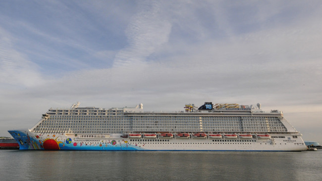 Обои картинки фото norwegian breakaway, корабли, лайнеры, круиз, лайнер