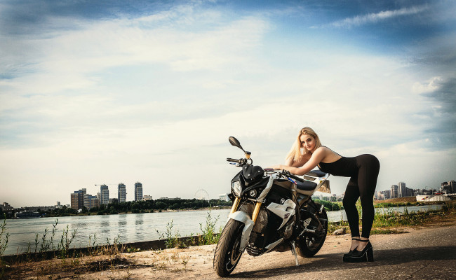 Обои картинки фото мотоциклы, мото с девушкой, девушки