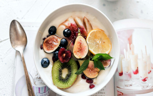Обои картинки фото еда, фрукты,  ягоды, черника, киви, инжир