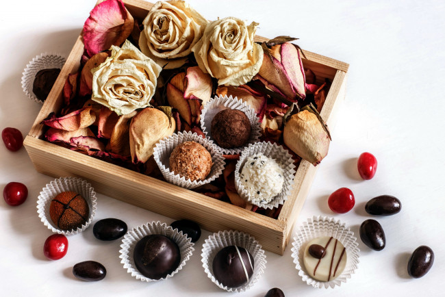 Обои картинки фото еда, конфеты,  шоколад,  сладости, лепестки, ассорти