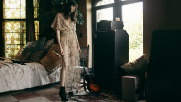 Картинка gayle+gown девушки гитары кровать брюнетка платье ботинки витраж колонки